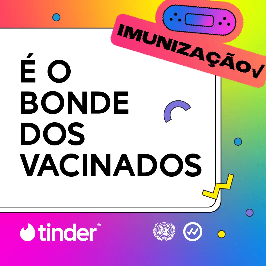 A frase É O Bonde Dos Vacinados escrita em um fundo branco. No alto, há um adesivo em formato de curativo com a palavra imunização e um sinal de visto. Na parte inferior, aparecem os logotipos do Tinder, das Nações Unidas e do Verificado.
