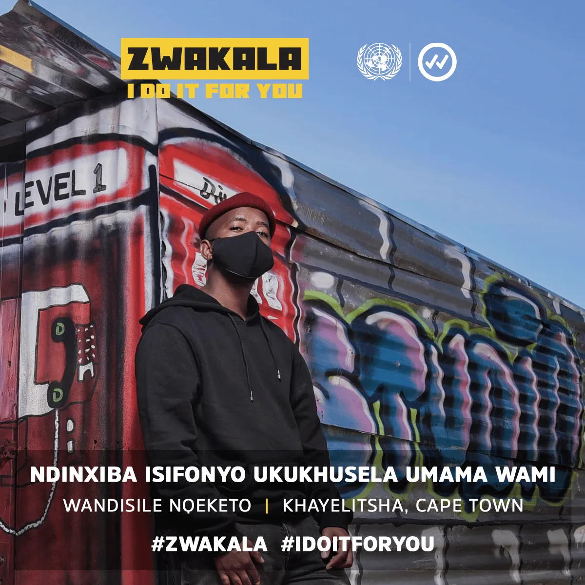 Um jovem apoiado em um mural grafitado usa uma máscara preta. No alto, lê-se Zwakala, eu faço isso por você. Abaixo, lê-se “NDINXIBA ISIFONYO UKUKHUSELA UMAMA WAMI WANDISILE NOKETO KHAYLITSHA, CAPE TOWN”